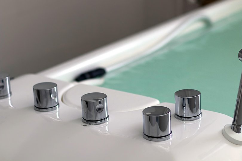The 4 Best Walk-In Tubs of 2021 | Reviews & Cost